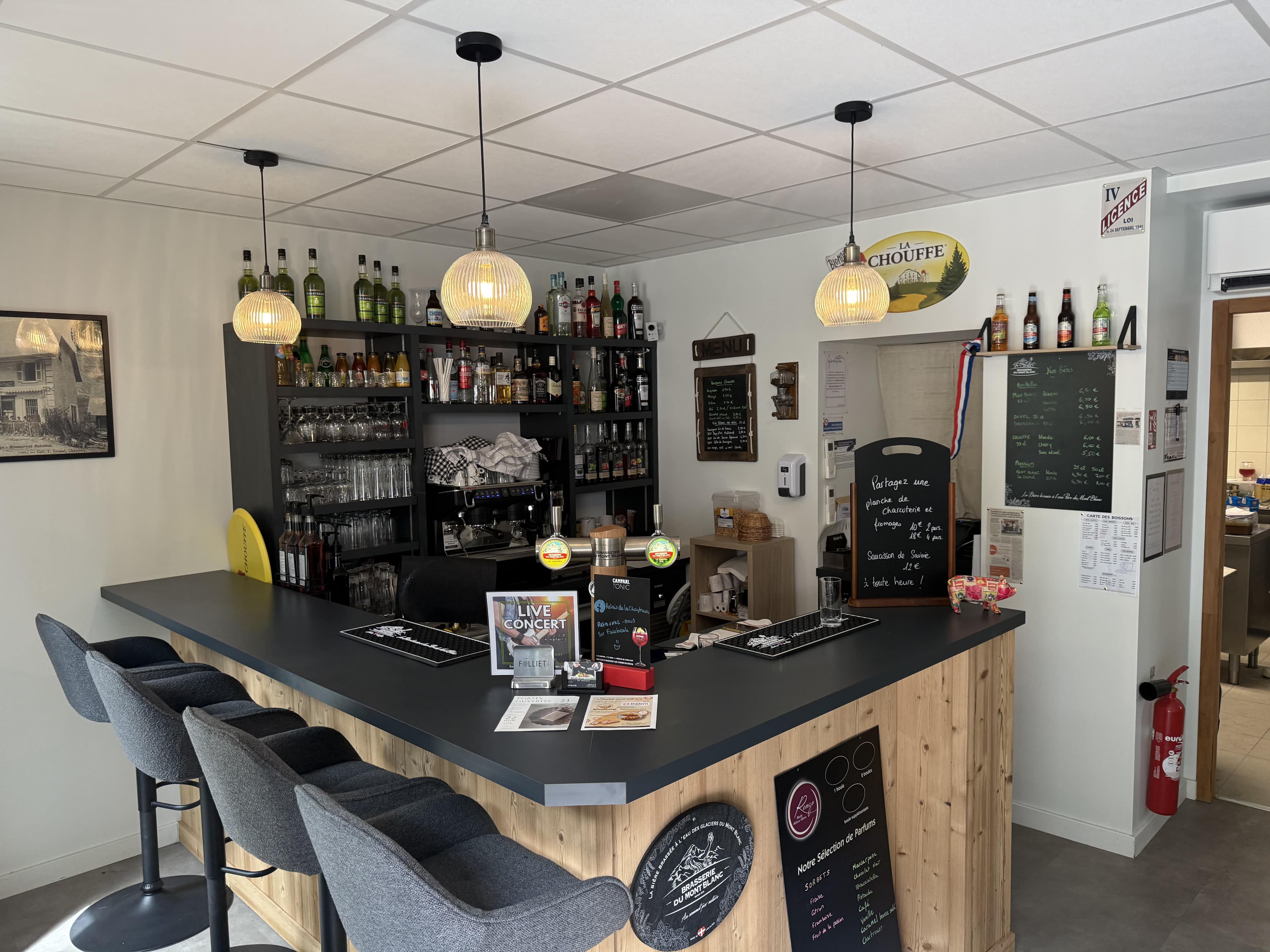 Bar moderne avec comptoir en bois et suspensions élégantes
