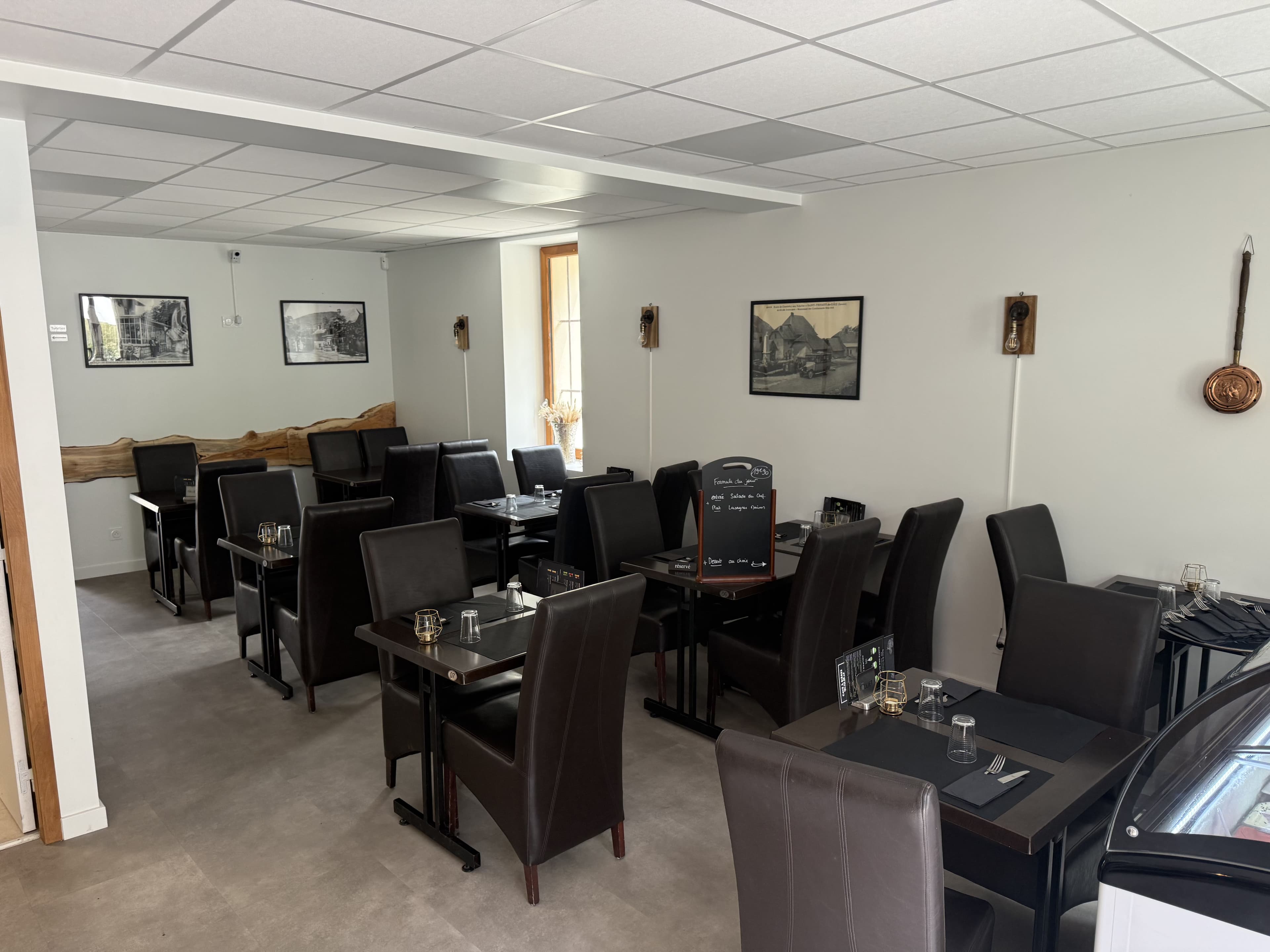 Salle de restaurant avec tables élégantes et décoration soignée