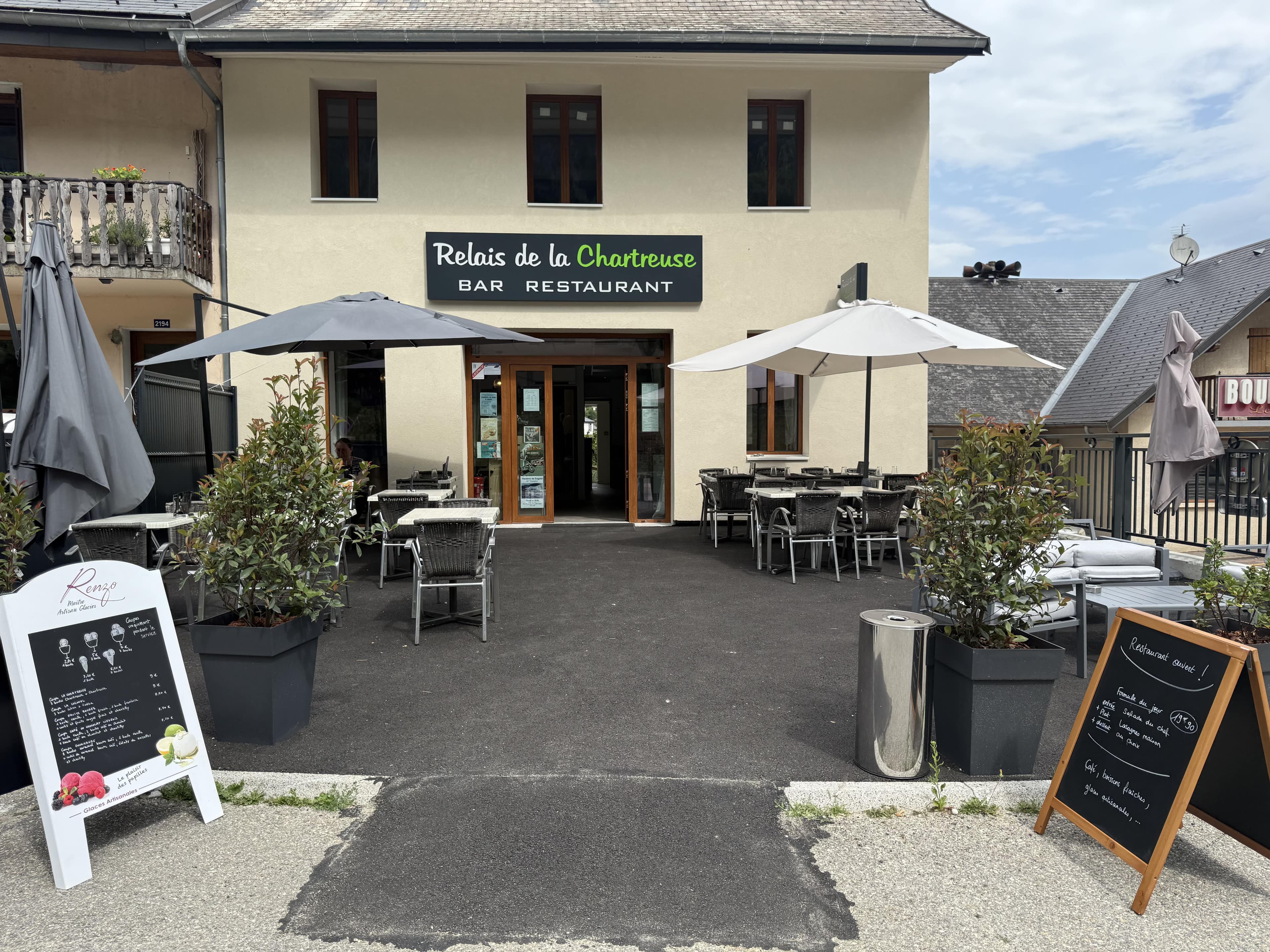 Terrasse du Relais de la Chartreuse avec vue sur l'enseigne